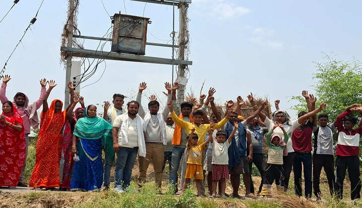 चकिया के महादेवपुर कलां में बिजली संकट पर ग्रामीणों का प्रदर्शन, 13 मई की आंधी के बाद अब तक नहीं बहाल हुई आपूर्ति  चंदौली। जनपद के चकिया तहसील अंतर्गत ग्राम पंचायत महादेवपुर कलां में लगातार बिजली आपूर्ति बाधित रहने से ग्रामीणों का आक्रोश फूट पड़ा। शुक्रवार 29 मई 2026 को ग्रामीणों ने गांव में धरना-प्रदर्शन कर विद्युत विभाग और प्रशासन के खिलाफ नाराजगी जताई।  ग्रामीणों का कहना है कि 13 मई को आए तेज आंधी-तूफान के बाद से गांव की बिजली व्यवस्था पूरी तरह चरमरा गई है। कई बार शिकायत करने के बावजूद अब तक बिजली आपूर्ति बहाल नहीं की गई, जिससे भीषण गर्मी में लोगों को भारी परेशानियों का सामना करना पड़ रहा है। गांव में पेयजल संकट, मोबाइल चार्जिंग, बच्चों की पढ़ाई और दैनिक कार्य प्रभावित हो रहे हैं।  धरना प्रदर्शन के दौरान बसपा युवा नेता शैलेश कुमार ने जिलाधिकारी से मांग करते हुए कहा कि महादेवपुर कलां सहित आसपास के क्षेत्रों की बिजली व्यवस्था को जल्द से जल्द दुरुस्त कराया जाए, ताकि ग्रामीणों को राहत मिल सके। उन्होंने कहा कि लंबे समय से बिजली न रहने से लोगों का जनजीवन पूरी तरह प्रभावित हो गया है।  प्रदर्शन में अनिल पाल, जयप्रकाश, राकेश पाल, धर्मेंद्र, यशवंत, महेंद्र, सदाफल, पतालू, राजन खरवार, रंजीत, मंगरु खरवार, पंचू, तेतरी, कविता, कंचन, सीमा, रामपति, निर्मला, धीरज, राहुल, रिंकू पासवान, अशोक, सोना, सुभाष पाल, सनी, सूरज, चंदन, चंद्रशेखर, हीरा, सूरज पाल, रमेश पाल, जयप्रकाश पाल, उदल, बाड़ू और कमलेश पासवान सहित बड़ी संख्या में ग्रामीण मौजूद रहे।