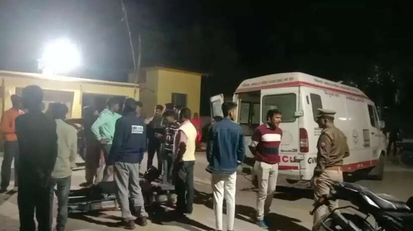 Chandauli News: चंदौली में जिला मुख्यालय स्थित रिलायंस पेट्रोल पंप के पास अनियंत्रित होकर गिरे बाइक सवार दो युवक, दोनों को आई गंभीर चोटें
