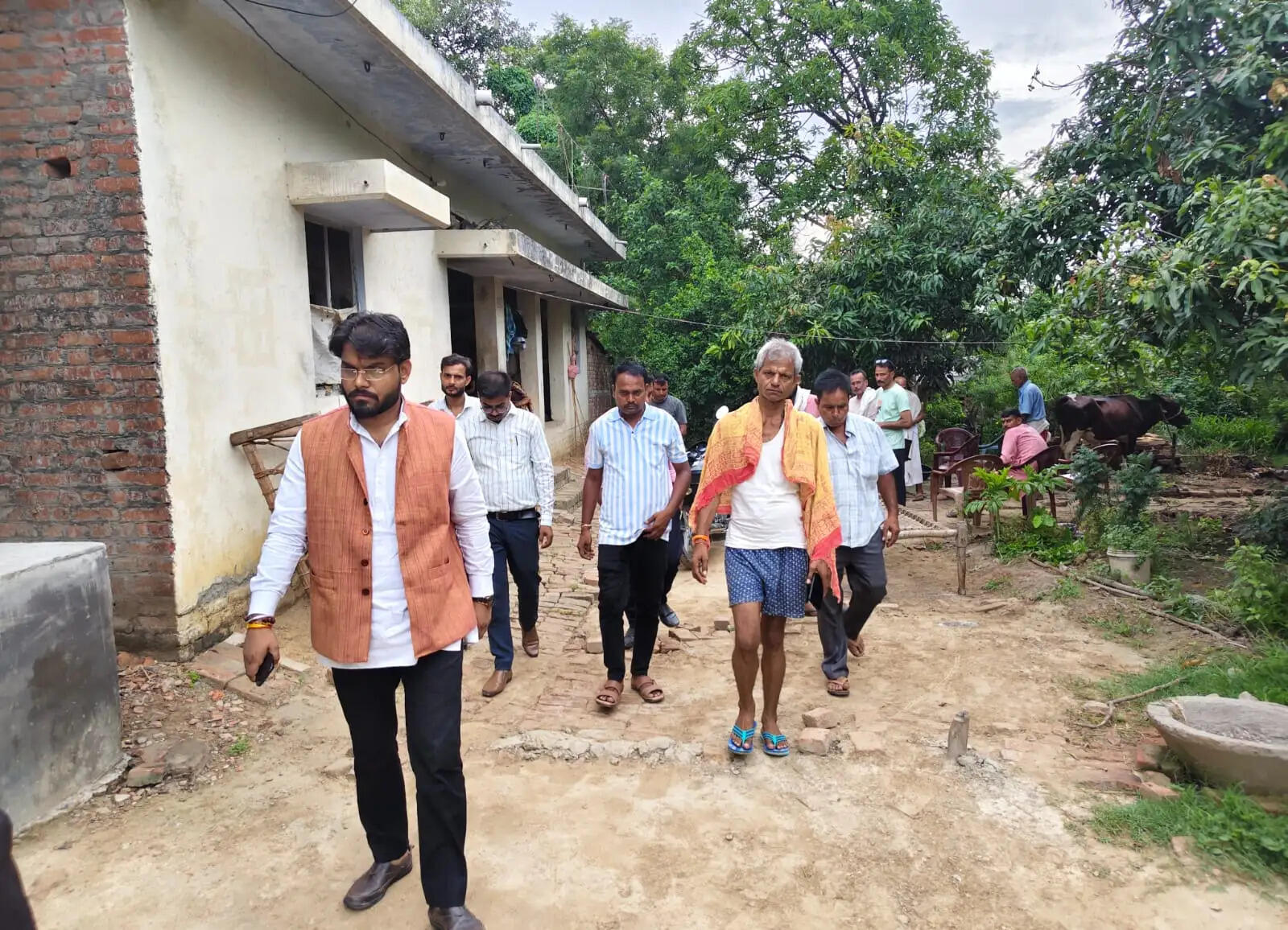 Prashant Tripathi, Rajesh Kumar Shukla, Gorakhpur News, Sahjanwa News, Bhimapar Village, Supreme Court Advocate, Condolence Visit, Electric Shock Death, Gorakhpur Latest News, Uttar Pradesh News, Live Bharat News