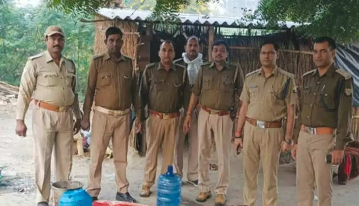 वाराणसी में आबकारी विभाग का छापा, 55 लीटर कच्ची शराब संग दो गिरफ्तार