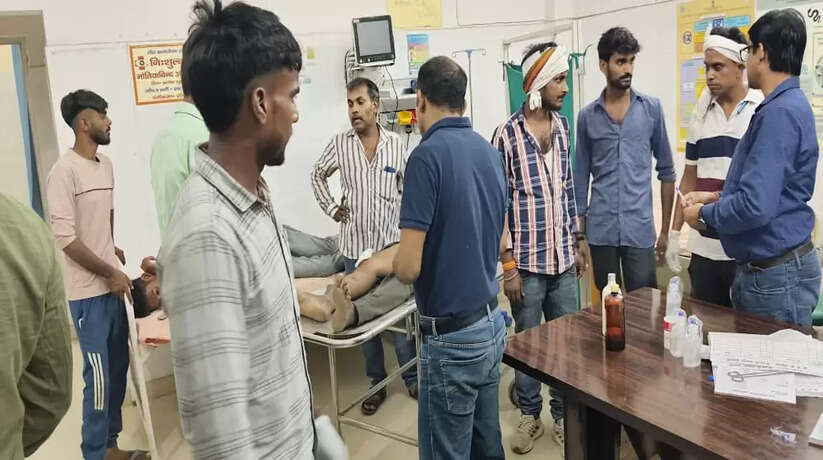 Varanasi News: दो बाइक सवार में हुई टक्कर, तीन गंभीर रूप से घायल