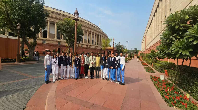 बजट सत्र के ऐतिहासिक दिन संसद भवन पहुंचे पीएम श्री राजकीय क्वींस कॉलेज वाराणसी के विद्यार्थी, लोकतंत्र की कार्यप्रणाली को जाना