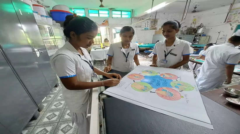 Madhubani News: शिक्षक दिवस के मौके पर एएनएम स्कूल के छात्राओं ने बनाया पोस्टर