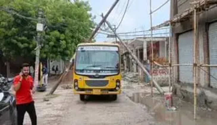वाराणसी के शिवपुर क्षेत्र में बच्चों को घर छोड़ने जा रही स्कूल बस पर हाईटेंशन बिजली का जर्जर पोल गिर गया। गनीमत रही कि बिजली पहले से बंद थी और सभी बच्चे सुरक्षित बच गए।