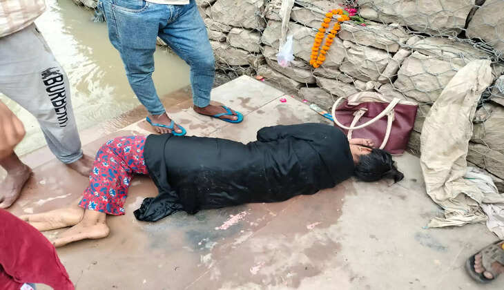 वाराणसी में नमो घाट के पास महिला ने गंगा में लगाई छलांग, मछुवारो ने बचाई जान
