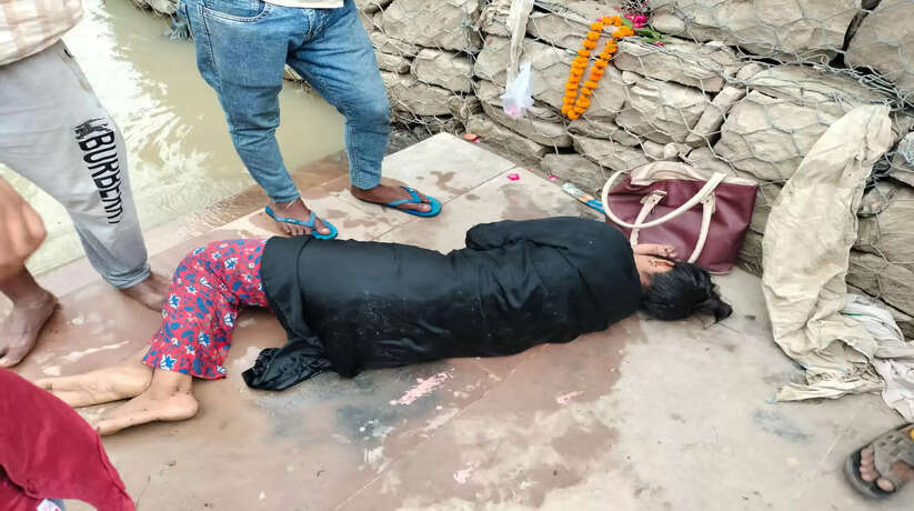 वाराणसी में नमो घाट के पास महिला ने गंगा में लगाई छलांग, मछुवारो ने बचाई जान