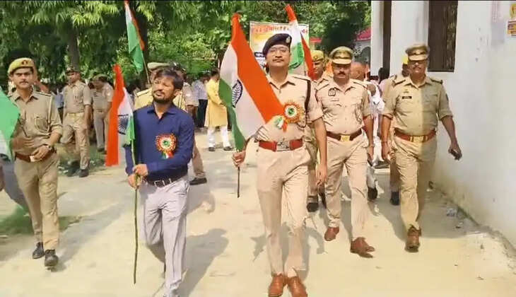चंदौली में तिरंगा यात्रा में उमड़ा जनसैलाब, डीएम-एसपी ने दिखाई हरी झंडी