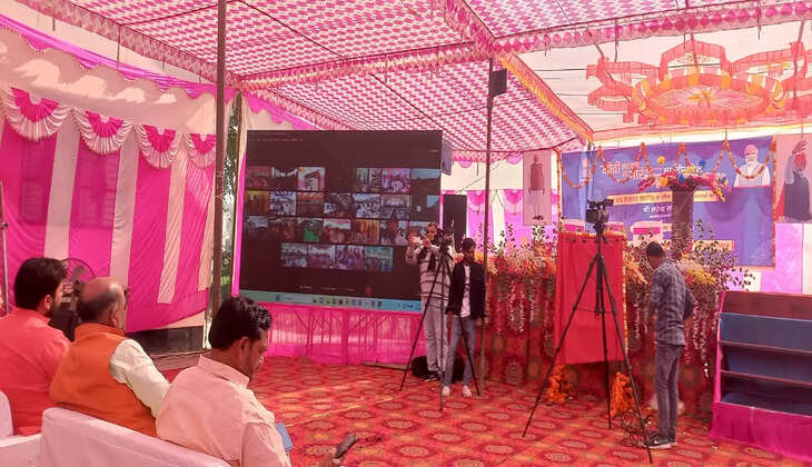 Varanasi News: प्रधानमंत्री नरेंद्र मोदी&nbsp;ने&nbsp;आजमगढ़ &nbsp;रेलवे स्टेशन पर एक स्टेशन एक उत्पाद एवं फरिहा स्टेशन पर गुड्ड्स शेड का लोकार्पण