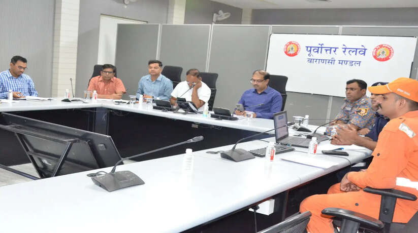 Varanasi News: मंडल कार्यालय के भारतेन्दु सभा कक्ष में आज 11वीं वाहिनी राष्ट्रीय आपदा मोचन बल ( NDRF) वाराणसी के साथ संरक्षा बैठक का आयोजन