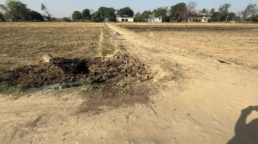 सार्वजनिक रास्ते पर दबंग का अवैध कब्जा, ग्रामीणों ने किया शिकायत