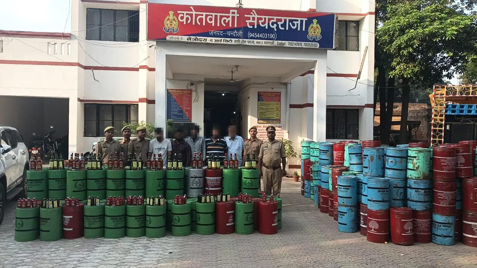 Chandauli News: लकड़ी के बुरादे की आड़ में शराब तस्करी का खुलासा, 5 आरोपी गिरफ्तार