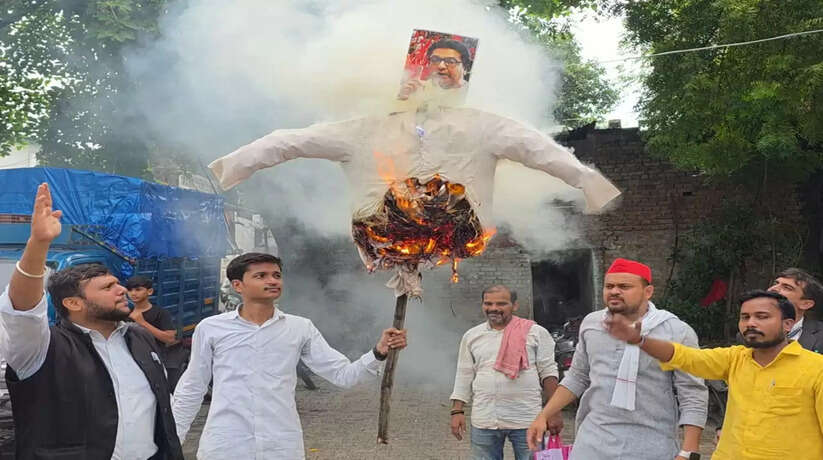 वाराणसी में ठाकरे परिवार के खिलाफ विरोध प्रदर्शन, पुतला दहन कर जताया आक्रोश