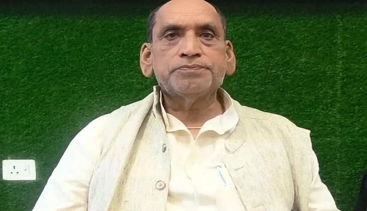गोरखपुर में पूर्वांचल ठेकेदार जन कल्याण समिति ने पीडब्ल्यूडी के एक अधिकारी पर भ्रष्टाचार और सरकारी धन के दुरुपयोग का आरोप लगाते हुए उच्चस्तरीय जांच और कड़ी कार्रवाई की मांग की।