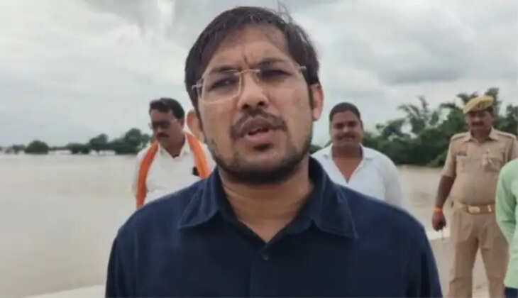 बाढ़ प्रभावित चूरमूली गांव पहुंचे डीएम चंद्र मोहन गर्ग, राहत व्यवस्था का लिया जायजा
