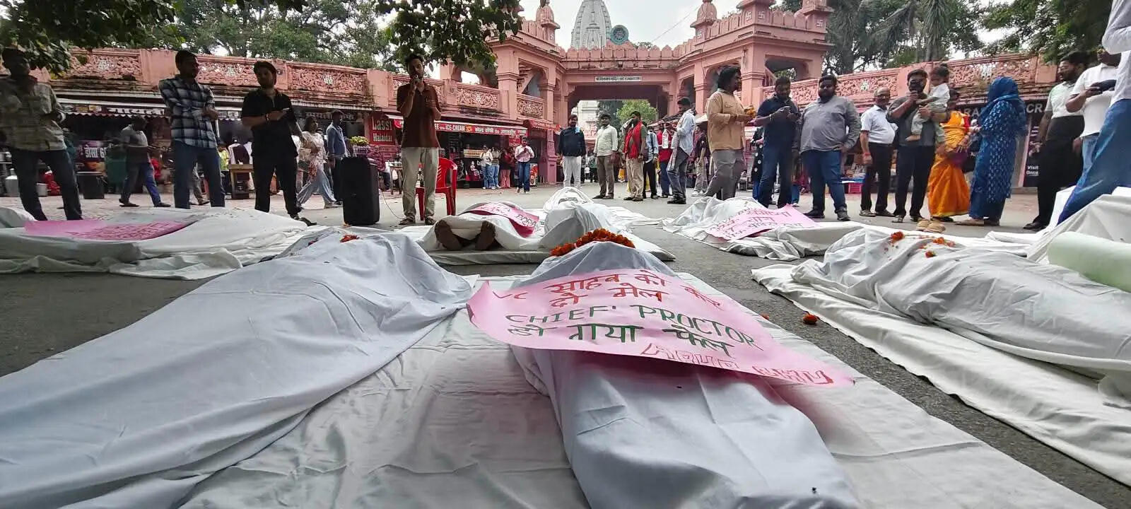 आज किसी आंदोलन का एक हिस्सा सड़क पर और दूसरा हिस्सा इंटरनेट पर देखा जा सकता है। एक व्यक्ति विरोध में मौजूद है, दूसरा लाइवस्ट्रीम देख रहा है, तीसरा रील बना रहा है और वही चौथा अंक पोस्ट कर रहा है। इस तरह एक स्थानीय घटना डिजिटल माध्यम से बहुत बड़े दर्शकों तक पहुंच सकती है।