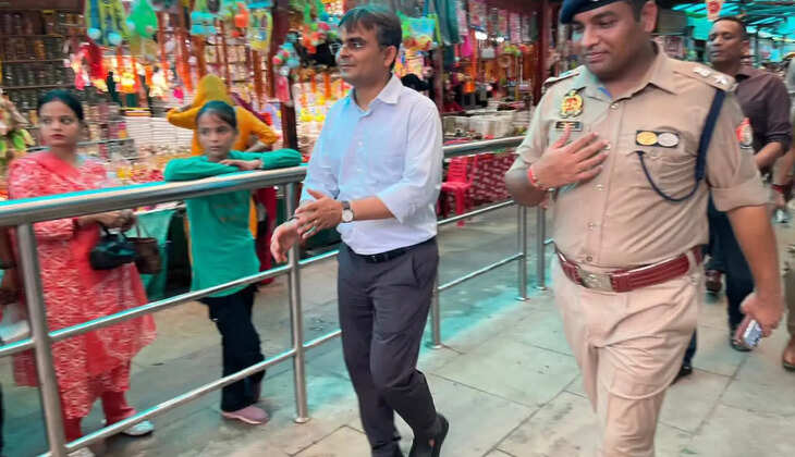 Varanasi News:&nbsp;सावन से पहले अलर्ट मोड में प्रशासन, मार्कंडेय महादेव मंदिर पहुंचे डीएम