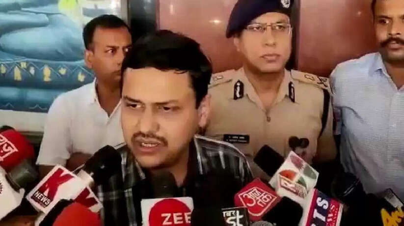 वाराणसी: जिलाधिकारी ने कहा- युवाओं के अलावा कई अन्य लोग भी हुए हैं उपद्रव में चिह्नित, इकट्ठा की जा रही उनकी जानकारी