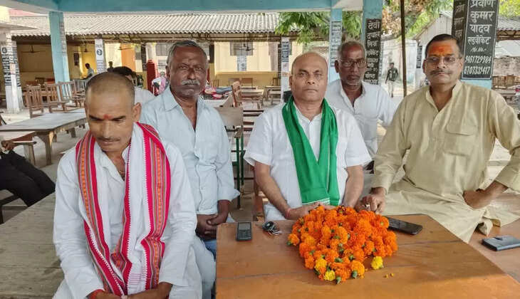 Ayodhya News: प्रेस वार्ता करते रालोद प्रदेश उपाध्यक्ष विश्वबेष नाथ मिश्रा