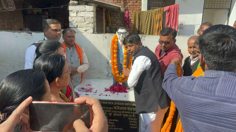 प्रयागराज में भाजपा जिलाध्यक्ष व पार्षद ने बाबा साहब भीमराव अंबेडकर की पुण्यतिथि पर माल्यार्पण कर किया नमन