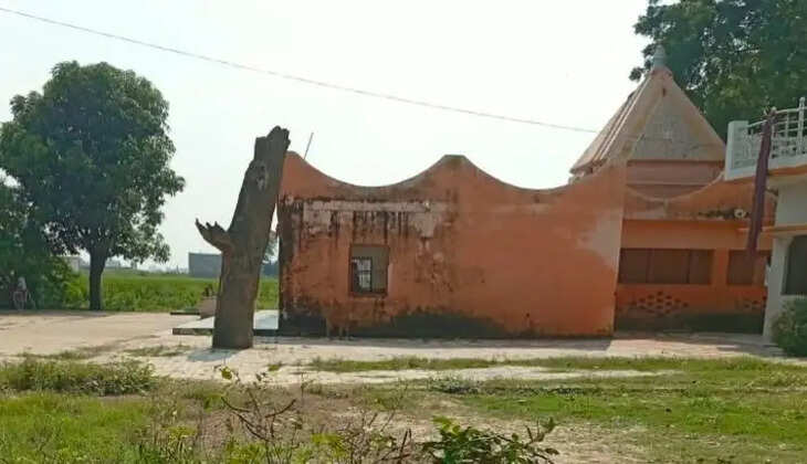 सहजनवा के बरौली शिव मंदिर में पानी का संकट, खराब नल से श्रद्धालुओं की बढ़ी परेशानीगोरखपुर। सहजनवा ब्लॉक के बरौली गांव स्थित प्राचीन शिव मंदिर परिसर में लंबे समय से खराब पड़ा नल श्रद्धालुओं और ग्रामीणों के लिए परेशानी का कारण बना हुआ है। मंदिर परिसर में जलापूर्ति के लिए लगाया गया नल कई महीनों से खराब बताया जा रहा है। नल के आसपास झाड़ियां उग आई हैं, जिससे उसकी उपेक्षा की स्थिति भी दिखाई दे रही है।  ग्रामीणों के मुताबिक प्राचीन शिव मंदिर में आसपास के गांवों के अलावा दूर-दराज से भी श्रद्धालु पूजा-अर्चना के लिए पहुंचते हैं। भगवान शिव को जल अर्पित करने के लिए मंदिर परिसर में पानी की आवश्यकता होती है, लेकिन नल खराब होने के कारण श्रद्धालुओं को पानी के लिए इधर-उधर भटकना पड़ता है। इससे बुजुर्गों और महिलाओं को भी परेशानी का सामना करना पड़ रहा है।  ग्रामीणों का कहना है कि आगामी दिनों में दुर्गा पूजा सहित अन्य धार्मिक आयोजनों के दौरान मंदिर परिसर में श्रद्धालुओं की संख्या बढ़ने की संभावना है। ऐसे में यदि नल की मरम्मत समय रहते नहीं कराई गई तो पानी की समस्या और बढ़ सकती है। ग्रामीणों ने मंदिर परिसर में मूलभूत सुविधाओं की व्यवस्था दुरुस्त कराने की मांग की है।  ग्रामीणों का आरोप है कि नल के लंबे समय से खराब होने की जानकारी संबंधित जिम्मेदारों को दी गई है, इसके बावजूद अब तक इसकी मरम्मत नहीं कराई गई। ग्रामीणों ने मांग की है कि जिम्मेदार विभाग मौके का निरीक्षण कर खराब नल को जल्द ठीक कराए, ताकि मंदिर आने वाले श्रद्धालुओं को पानी के लिए परेशानी न उठानी पड़े।  ग्रामीणों ने कहा कि धार्मिक स्थल पर पेयजल और जलाभिषेक जैसी बुनियादी जरूरत से जुड़ी सुविधा का लंबे समय तक खराब रहना उचित नहीं है। उनका कहना है कि आगामी धार्मिक आयोजनों को देखते हुए प्रशासन और संबंधित विभाग को इस समस्या को प्राथमिकता के आधार पर दूर करना चाहिए।  इस दौरान अजय उपाध्याय, हरेंद्र उपाध्याय, दिव्यांशु उपाध्याय, अतिमुनि अगस्त उपाध्याय तथा शिव मंदिर के पुजारी अमन गोस्वामी मौजूद रहे।