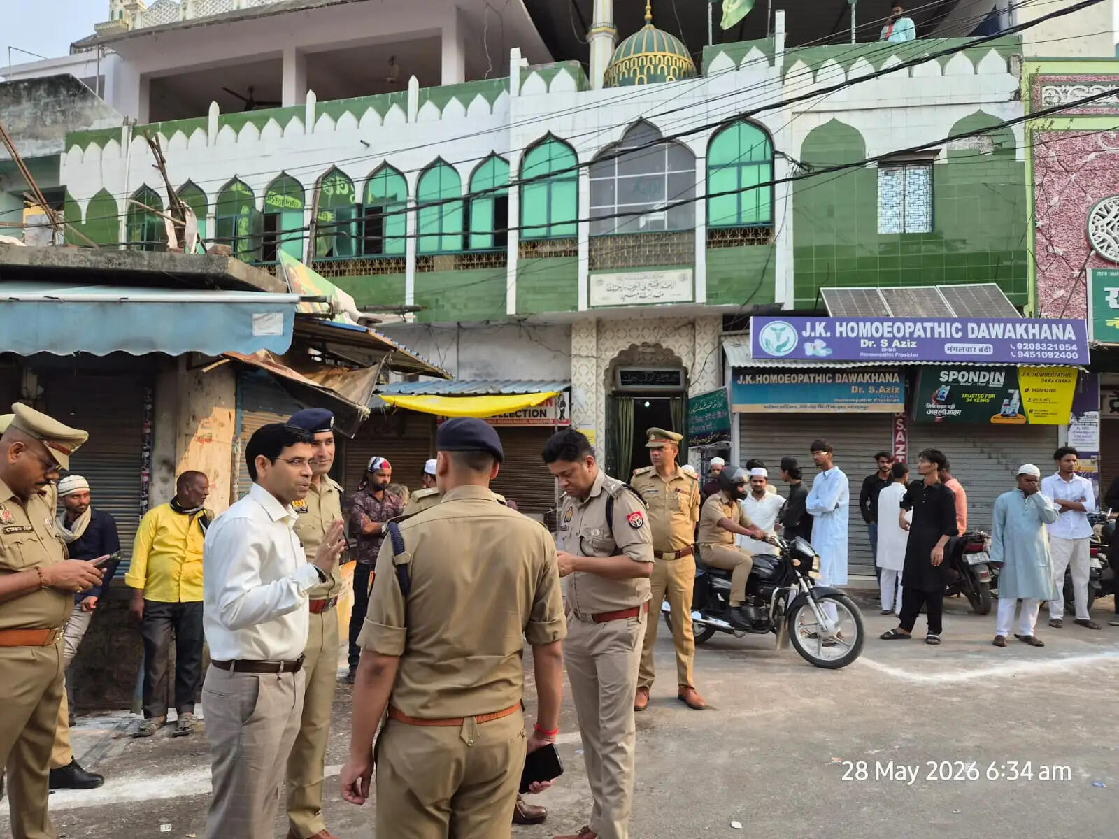 गोरखपुर। ईद-उल-जुहा (बकरीद) के पावन अवसर पर शहर में शांति, सुरक्षा और सौहार्द बनाए रखने के लिए प्रशासन पूरी तरह अलर्ट मोड में नजर आया। नमाज के दौरान किसी भी प्रकार की अव्यवस्था न हो, इसके लिए वरिष्ठ अधिकारी खुद फील्ड में उतरकर हालात का जायजा लेते रहे और सुरक्षा व्यवस्था की कमान संभाले रहे।