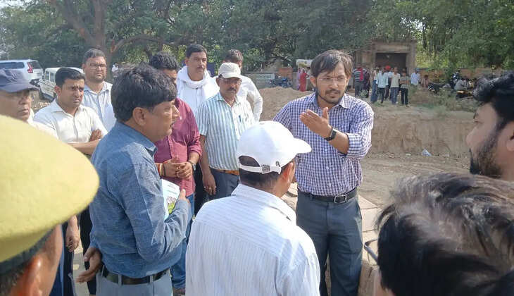 मानसून से पहले अलर्ट! मुगलसराय-बबुरी-लेवा रोड पर DM का सख्त एक्शन, पुलिया-नाली निर्माण में देरी पर चेतावनी