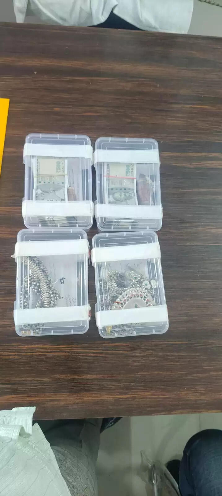 चंदौली की धानापुर पुलिस ने लड़कियों को जान से मारने की धमकी देकर रंगदारी वसूलने वाले मोहित और नीरज यादव को गिरफ्तार किया है। आरोपियों से 1 लाख नकदी और भारी मात्रा में सोने-चांदी के गहने बराम।