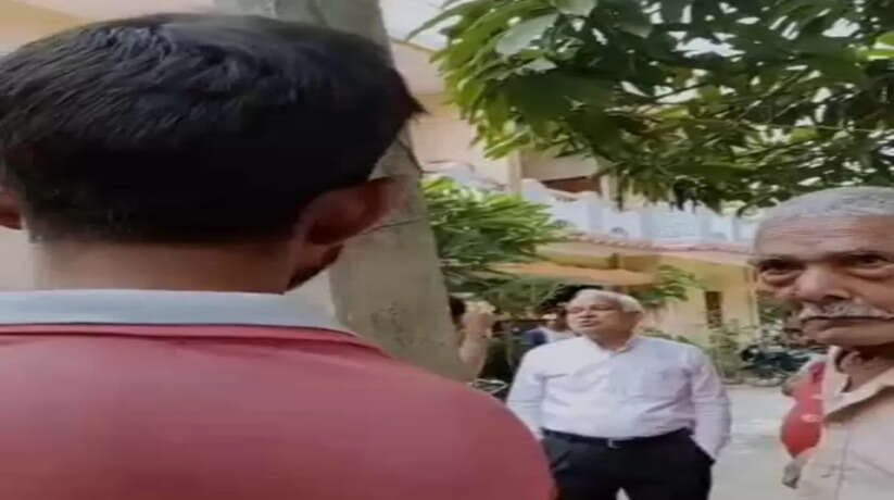 नाली निर्माण को लेकर ग्रामीणों पर अपना पावर दिखा रहे ब्लॉक के अधिकारी