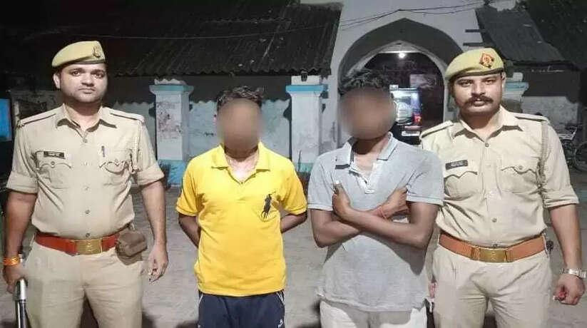 वाराणसी फूलपुर व आबकारी की संयुक्त पुलिस टीम ने 55 लीटर अवैध देसी शराब के साथ दो अभियुक्तों को किया गिरफ्तार 