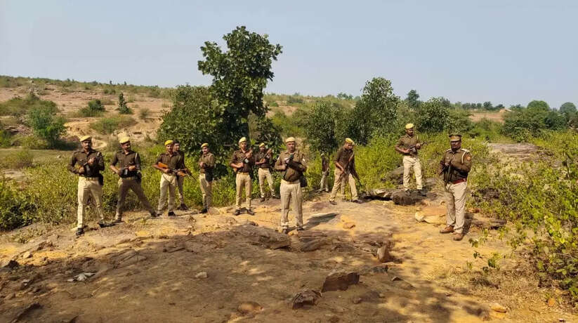 चंदौली में पुलिस व पीएसी बल ने की कांबिंग