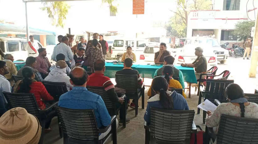 Chandauli News: सैयदराजा में समाधान दिवस के अवसर पर DM और SP ने सुनी फरियादियों की समस्याएँ