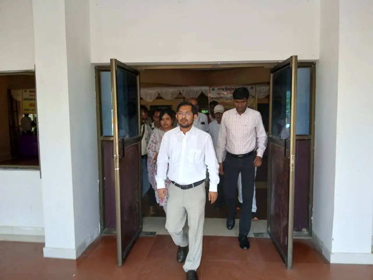 इस दौरान जिला मजिस्ट्रेट एवं जिला निर्वाचन अधिकारी चंद्र मोहन गर्ग ने कलेक्ट्रेट परिसर का निरीक्षण कर चुनाव संबंधी व्यवस्थाओं का जायजा लिया।