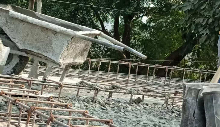 Varanasi News:&nbsp;साधन सहकारी समिति के छत निर्माण मे घटिया सामग्री व ग्राम सभा में लगे इंटरलॉकिंग को उखाड़ने का लगा आरोप