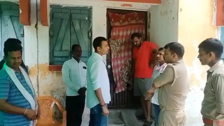 लोगों का सवाल है कि यदि परिसर में नियमित निगरानी और गश्त की व्यवस्था है तो चोरों को बंद मकान में घुसने, सामान समेटने और फिर वहां से निकलने का मौका कैसे मिल गया। घटना के बाद कॉलोनी में सुरक्षा व्यवस्था को और मजबूत करने की मांग उठ रही है।