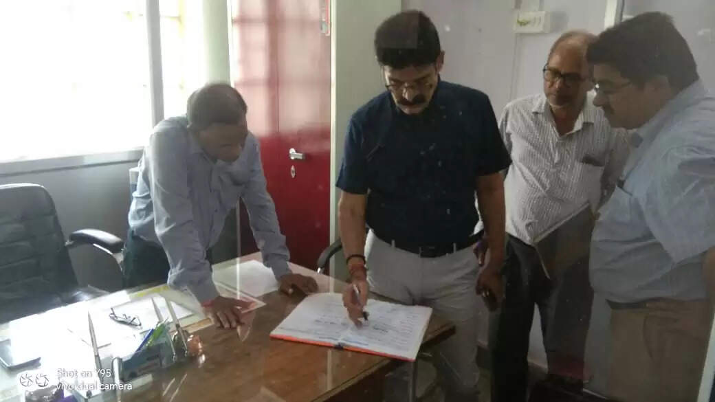 चन्दौली में मुख्य विकास अधिकारी एस एन श्रीवास्तव ने कई कार्यालयों का किया आकस्मिक निरीक्षण, 2 अधिकारी एवं 9 कर्मचारी पाये गए अनुपस्थित