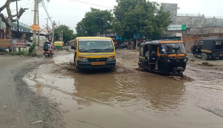 शीतला धाम जाने वाला प्रमुख मार्ग बदहाल, जलभराव और गड्ढों से श्रद्धालु परेशान