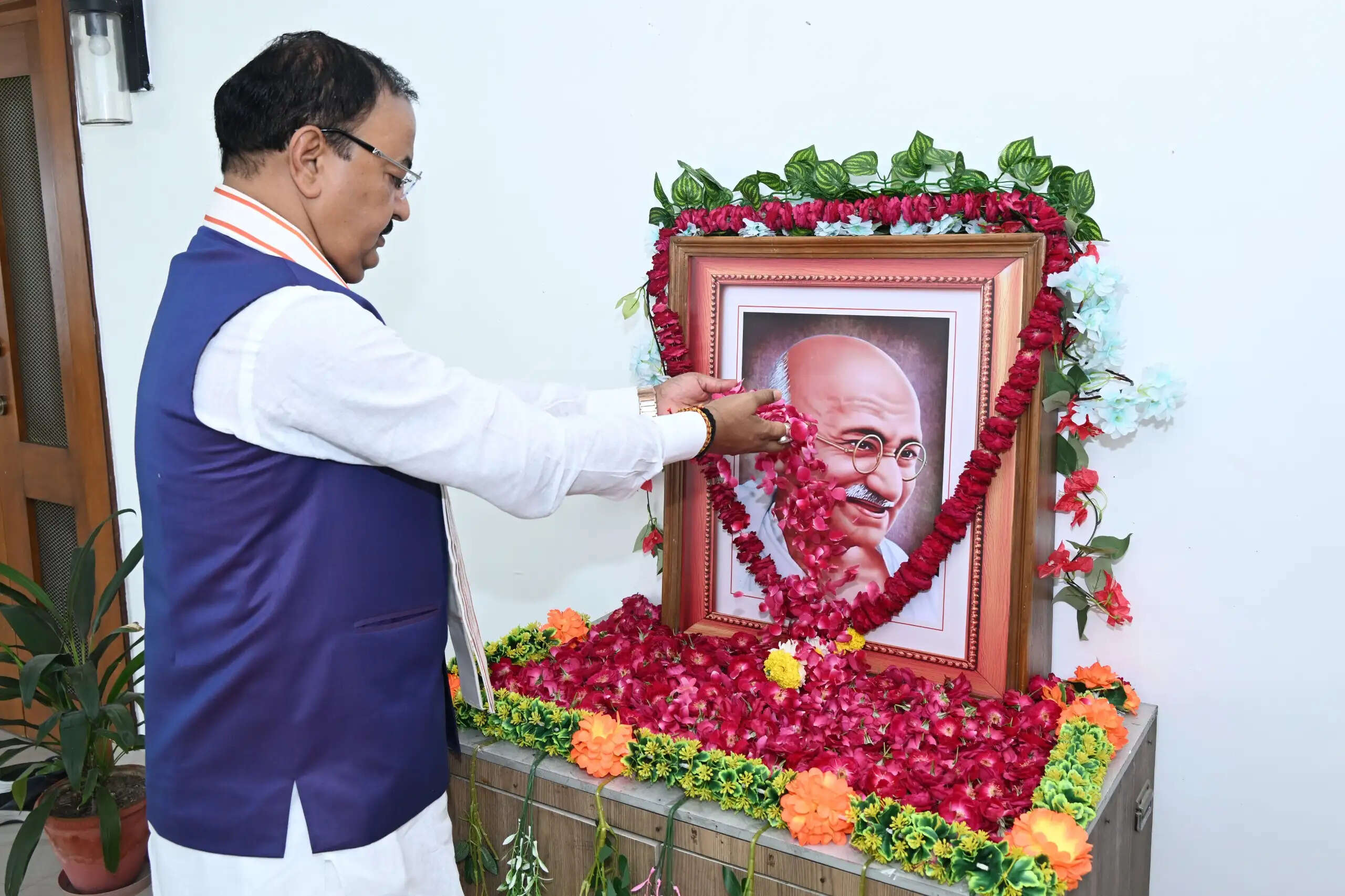 इस दौरान उन्होंने कहा कि गांधी जी का पूरा जीवन मानवता के लिए संदेश है और उनके विचार एवं जीवन दर्शन आज भी समाज का मार्गदर्शन कर रहे हैं। उपमुख्यमंत्री ने कहा कि महात्मा गांधी ने सत्य और अहिंसा को अपने जीवन का आधार बनाया और साधारण जीवन जीते हुए असाधारण विचारों को देश-दुनिया के सामने रखा। उनके आदर्श राष्ट्र के कल्याण और प्रगति के लिए आज भी प्रेरणा देते हैं।