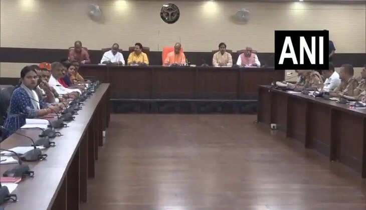काशी पहुंचे CM योगी!&nbsp;विकास कार्यों की समीक्षा बैठक, करोड़ो&nbsp;छात्रों को छात्रवृत्ति वितरण तक कई बड़े कार्यक्रम