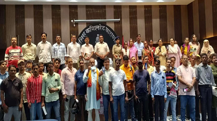 Varanasi News: वाराणसी में अलग-अलग जगहों से चोरी हुआ 111 मोबाइल फोन बरामद, पुलिस ने मोबाइल स्वामियों को किया सुपुर्द