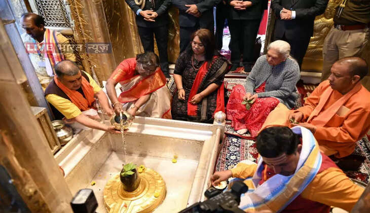 Varanasi news: काशी पहुंची राष्ट्रपति मुर्मू ने बाबा काल भैरव एवं विश्वनाथ धाम में लगाई हाजिरी, शाम को देखेंगी गंगा आरती