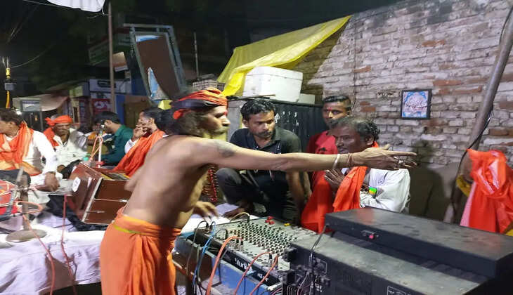 Varanasi News:&nbsp;वाराणसी में सहोदर वीर बाबा के वार्षिक श्रृंगार के उपलक्ष में ढोल नगाड़ों के साथ निकाली गई शोभायात्रा