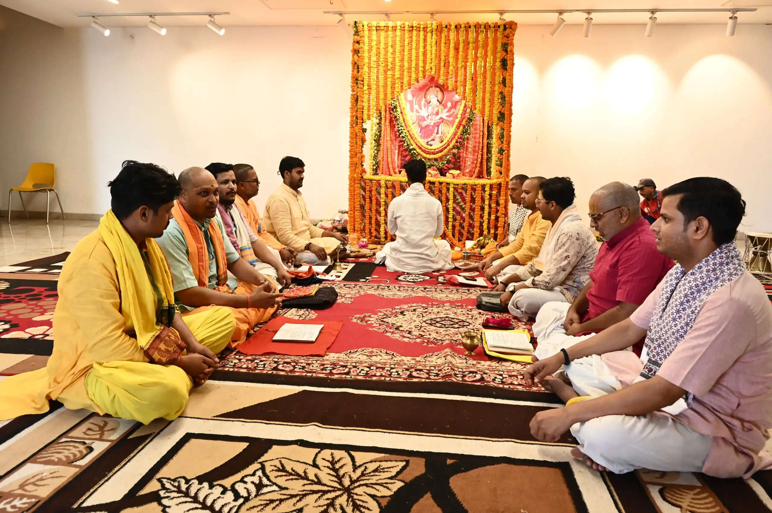 काशी विश्वनाथ धाम में सप्तमी पर शक्ति आराधना, मां विशालाक्षी को अर्पित की गई श्रृंगार सामग्री
