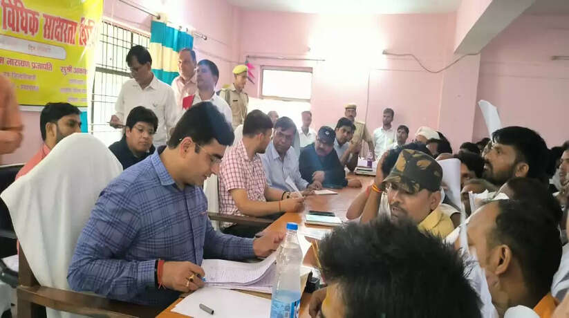 Prayagraj News: प्रयागराज में समाधान दिवस पर जिलाधिकारी ने सुनी जन समस्याएँ, मामले के त्वरित निस्तारण हेतु अधिकारियों को किया निर्देशित