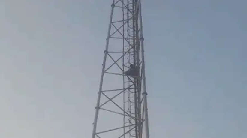 यूपी: पति के पास लौटने की जिद में मोबाइल टावर पर चढ़ी विवाहिता, 2 घंटे तक चला हाईवोल्टेज ड्रामा