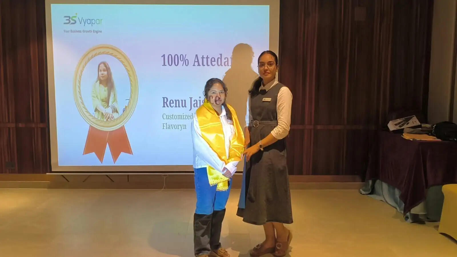 Meeting के दौरान Members Activities और Performance के आधार पर कई सदस्यों को Felicitation प्रदान किया गया। 100% Attendance के लिए सुश्री रेनू जायसवाल को सम्मानित किया गया। वह Flavoryn Brand के माध्यम से Custom Gifting के क्षेत्र में कार्य कर रही हैं।