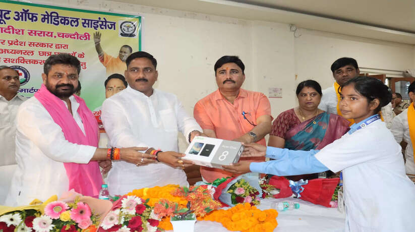Chandauli News: चंदौली में राज्य मंत्री दयाशंकर मिश्र दयालु ने मैक्सवेल इंस्टीट्यूट में विद्यार्थियों को किया टैबलेट वितरित