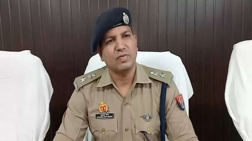Varanasi News: नौकरी दिलाने के नाम पर फर्जी तरीके से धोखाधड़ी से पैसा लेने से सम्बन्धित मामले में वांछित अभियुक्त/अभियुक्ता एस०ओ०जी० व थाना शिवपुर की संयुक्त पुलिस टीम द्वारा गिरफ्तार
