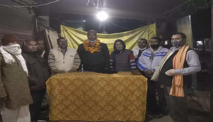 अखिल भारतीय संयुक्त व्यापार मंडल रामपुर भगन द्वारा नवागत थाना अध्यक्ष दयाशंकर मिश्रा तथा पत्रकार मनोज तिवारी को किया गया सम्मानित