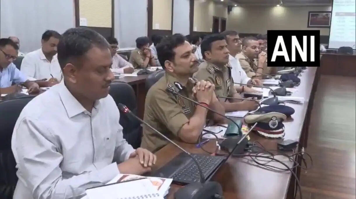 इस बैठक में मुख्यमंत्री ने वाराणसी में चल रही विकास परियोजनाओं, कानून-व्यवस्था, मानसून के दौरान बाढ़ की तैयारियों, जलभराव की स्थिति, साफ-सफाई व्यवस्था और जनकल्याणकारी योजनाओं की प्रगति की विस्तृत समीक्षा की। अधिकारियों को स्पष्ट निर्देश दिए गए कि विकास कार्यों की गुणवत्ता से किसी भी प्रकार का समझौता न किया जाए और जनता से जुड़े कार्य समयबद्ध तरीके से पूरे किए जाएं। साथ ही संभावित बाढ़ और जलभराव की स्थिति से निपटने के लिए सभी विभागों को पूरी तरह सतर्क रहने को कहा गया।