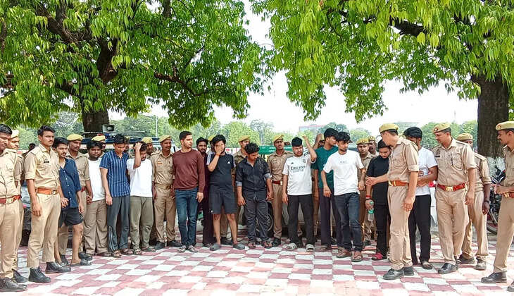 वाराणसी। कमिश्नरेट वाराणसी की क्राइम ब्रांच और एसओजी टीम ने ऑनलाइन आईपीएल सट्टेबाजी के एक बड़े संगठित गिरोह का पर्दाफाश करते हुए 13 शातिर अभियुक्तों को गिरफ्तार किया है। आरोपियों के कब्जे से 17 टच स्क्रीन मोबाइल फोन, 10 लैपटॉप, एक क्रिप्टो करेंसी डिजिटल वॉलेट (लेजर) तथा नकदी बरामद की गई है।